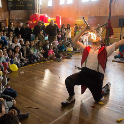 Tronky en colegio impresionando al público con fuego