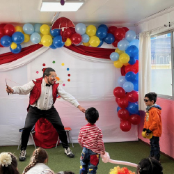 Tronky y un niño del público en un show de diábolos en jardín infantil