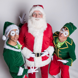 Tronky junto a Viejito Pascuero y duendes en evento navideño