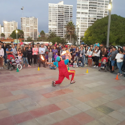 Tronky realizando un show de fuego al aire libre con gran público