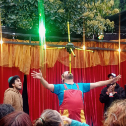 Tronky en un show de humor con sopapos y participación del público